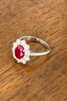  ANELLO CON RUBINO CENTRALE E MONTATURA DI DIAMANTI DI VARIE DIMENSIONI - MorinZamboni