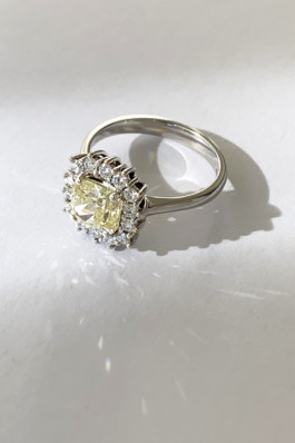  ANELLO CON DIAMANTE GIALLO TAGLIO CUSCINO CIRCONDATO DA DIAMANTI BIANCHI - MorinZamboni