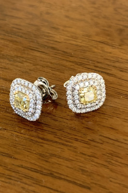  ORECCHINI CON DIAMANTE GIALLO CENTRALE TAGLIO CUSCINO E MONTATURA CON DIAMANTI BIANCHI - MorinZamboni