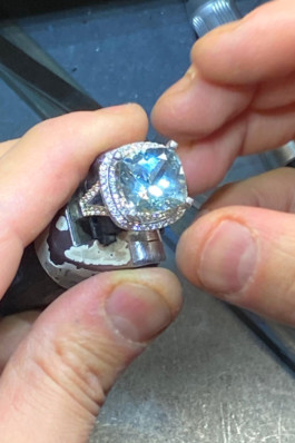  ACQUAMARINA TAGLIO CUSCINO IN LAVORAZIONE - MorinZamboni